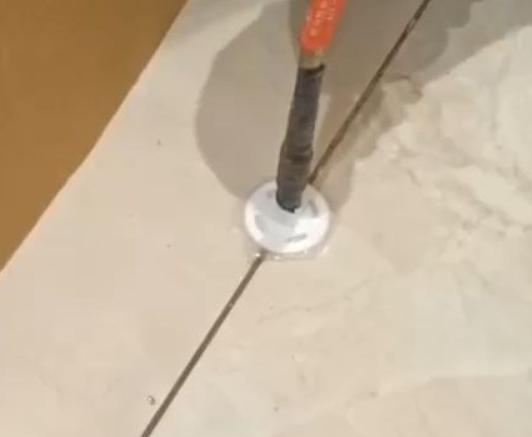 湘西瓷砖空鼓维修公司专业解答瓷砖在铺贴过程中，如果没有涂抹均匀到位的粘结材料（如水泥砂浆或瓷砖胶），可能会导致以下问题